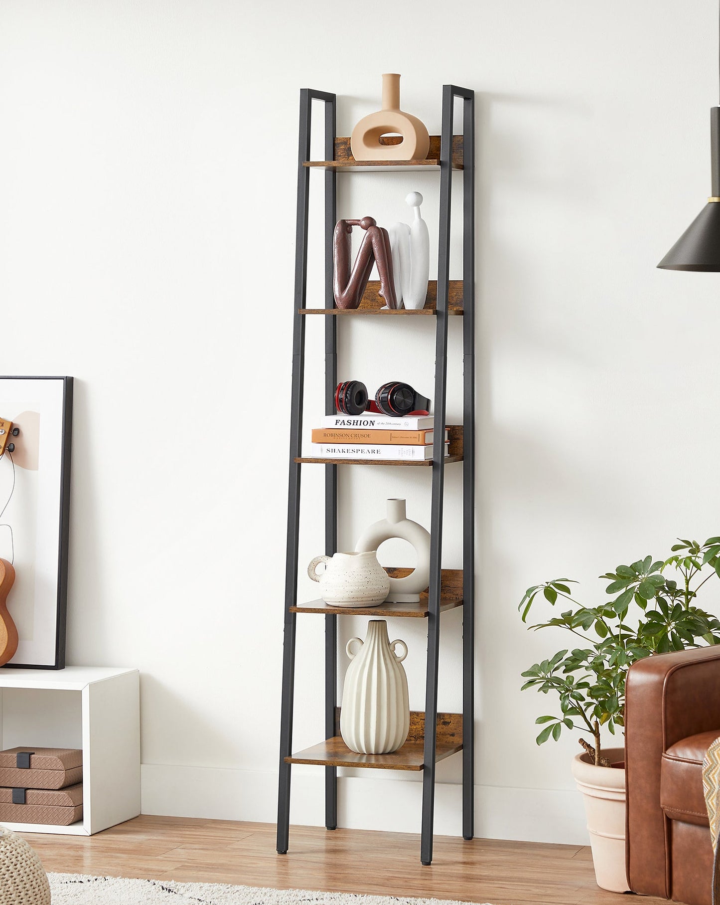 Vintagestyle Leiterregal mit 5 Ebenen und stabilen Holzböden. Ideal für Bücher, Deko & mehr. Stilvolles, multifunktionales Design, einfach zu montieren, mit Kippschutz. Perfekt für jeden Raum.